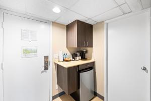 Relaxing & Cozy Coastal Studio with FREE Parking!