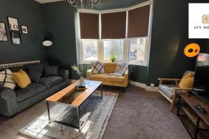 Central Three Bedroom Flat I Sleep Up to 9 Guests