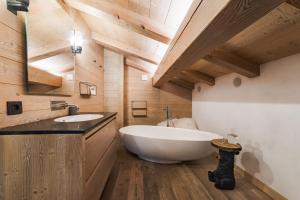 Chalets Luxury Megeve Chalet, sleeps 8 with Mountain Views and Jacuzzi : photos des chambres
