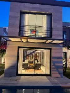 Havuzlu ve jakuzili full eşyalı lüks villa - Karabağ