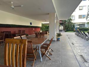 2BR condo in excellent location next to the beach