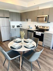 Modern Queen Room-Private Bathroom