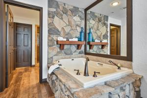 Ski inout at Westgate, 2BR Condo, Resort amenities, Multiple Pools, Onsite Spa, & Restaurant 3912