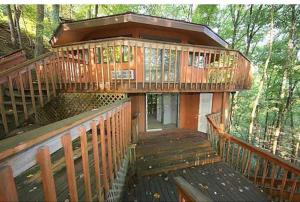 Secluded, Gatlinburg Treehouse!