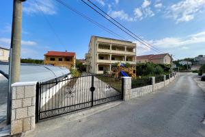 Apartments with a parking space Lopar, Rab - 20644 