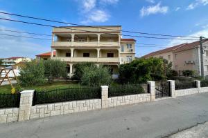 Apartments with a parking space Lopar, Rab - 20644 