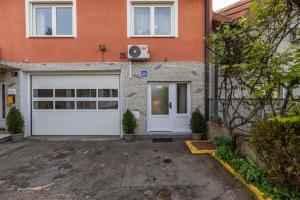 Apartments with parking space Zagreb - 22812