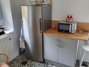 Maisons de vacances Maison de Village avec Jardin, Parc Prive et Box Fibre, Animaux Bienvenus, a 15 min du Mans - FR-1-410-333 : photos des chambres