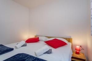 Apartments with a parking space Losinj, Losinj - 22952