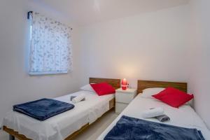 Apartments with a parking space Losinj, Losinj - 22952