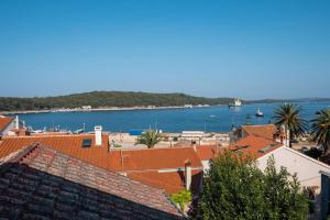 Apartments with a parking space Losinj, Losinj - 22952