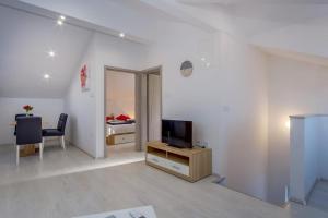 Apartments with a parking space Losinj, Losinj - 22952