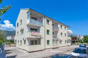 Apartments with parking spaces Kastel Stari, Kastela - 23052