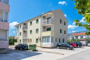 Apartments with parking spaces Kastel Stari, Kastela - 23052
