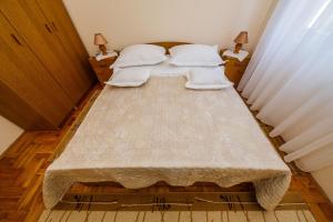 Apartments with parking spaces Kastel Stari, Kastela - 23052