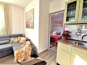 Apartments with parking spaces Kastel Stari, Kastela - 23053