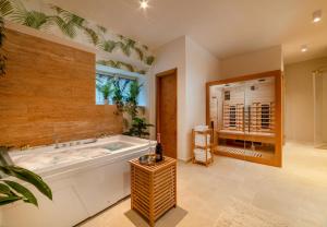 Seaside holiday house Kastel Novi, Kastela - 23126