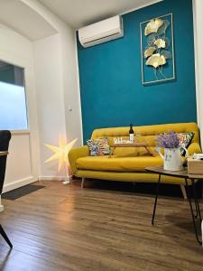 Apartments with WiFi Rijeka - 23138