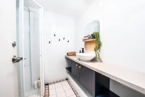 CBD Sydney - KING Suite Sussex St 2 Room 1 Parking