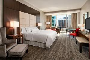 Deluxe Room, Guest room, 1 King, City view room in The Westin Phoenix Downtown