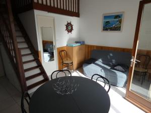 Maisons de vacances Maison de Vacances avec Piscine, Plage a 1 km, Wifi, 5 pers – Notre-Dame-de-Monts - FR-1-540-289 : photos des chambres