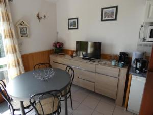 Maisons de vacances Maison de Vacances avec Piscine, Plage a 1 km, Wifi, 5 pers – Notre-Dame-de-Monts - FR-1-540-289 : photos des chambres
