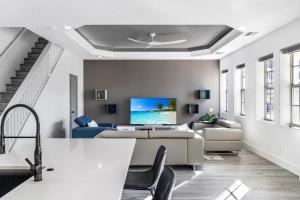 Chic & Cozy River District Townhouse