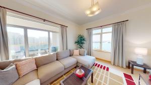 Al Dabas Beach Views, 3BD Sleeps 6, Beachfront Beach & Pool Access - DVH Holiday Homes