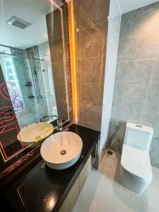 NEW! Riviera Ocean Drive Cosy Queen Studio Seaview