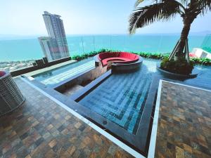 NEW! Riviera Ocean Drive Posh 1-BR KING Oceanview