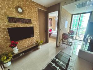 NEW! Riviera Ocean Drive Posh 1-BR KING Oceanview