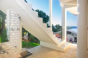 Apricari House Stunning Views 3 BDRM and Pool