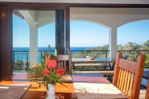 Apricari House Stunning Views 3 BDRM and Pool