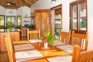 Apricari House Stunning Views 3 BDRM and Pool