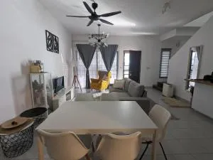 Halaman Homestay, Bandar Mahkota Banting - Sungei Manggis