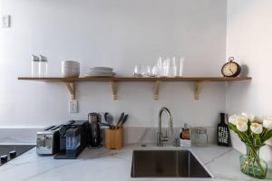 Corner view King bed room center of Pasadena