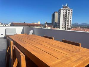 2 BR Penthouse - Luxury Renovated & Fully Equipped - BIG Roof Terrace - Historical Centre - Superior Quality