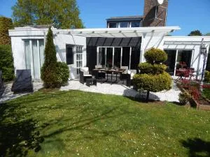 Wunderschoenes-freistehendes-Ferienhaus-an-der-See-Sauna-Strand-Yachthafen-WLAN - 布勒伊尼瑟