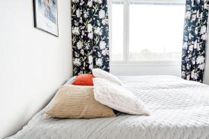 Meren rannalla viihtyisä asunto.