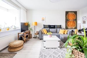 Meren rannalla viihtyisä asunto.