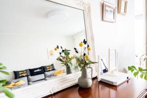 Meren rannalla viihtyisä asunto.