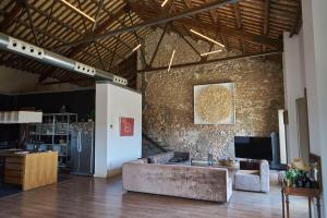 molino rehabilitado con gran terraza y piscina