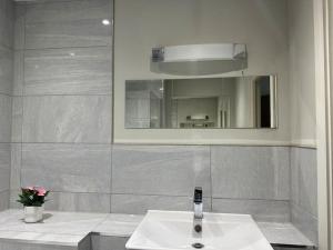 Bright, spacious 1 bedroom flat