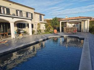 Rez de maison neuve Piscine WiFi Poolhouse en Pierre