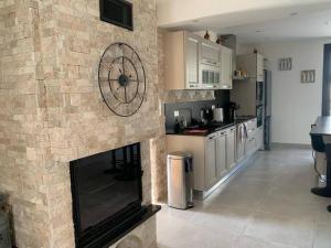 Rez de maison neuve Piscine WiFi Poolhouse en Pierre