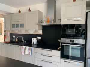 Maisons de vacances Rez de maison neuve Piscine WiFi Poolhouse en Pierre : photos des chambres
