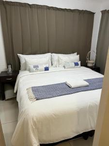 The Sandton view 3 mins drive from Mandela Square & located right in the heart of Sandton City