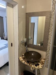 The Sandton view 3 mins drive from Mandela Square & located right in the heart of Sandton City