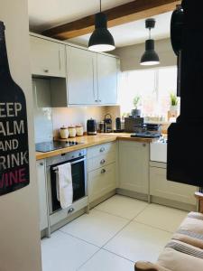 Newly Renovated 5 Star Cosy-Up Romantic Cottage Longleat & Centre Parcs 5 min