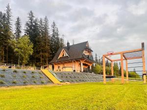 Legenda Lasu - drewniany domek w górach, przy stoku narciarskim Kotelnica, Białka Tatrzańska, w pobliżu Term Bania